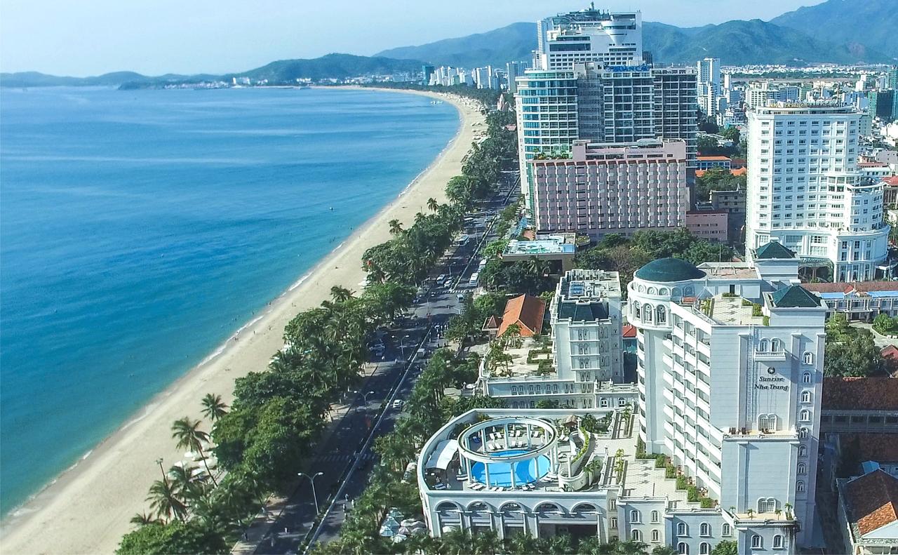 Khách sạn khu vực trung tâm có tầm nhìn xuống bãi biển rất đẹp.